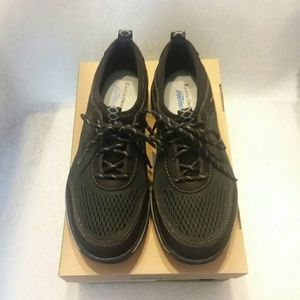 NIB Earth  origins Freeform Cruise Black  Size 7